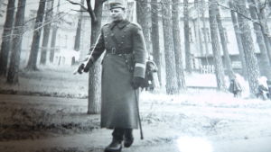Lili-Anns pappa Ett svartvitt foto på Lili-Ann Junell-Kousas pappa, kapten Junell, Dragsvik