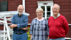Henry Forssell, Gunvor Eriksson och Edgar Eriksson är några av invånarna på Våtskär. Glada människor framför vägg