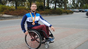 Henry Manni vann brons i Rio 2016. Henry Manni vann brons i paralympiska spelen i Rio de Janeiro 2016.