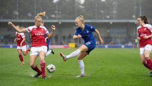 Adelina Engman spelar till vardags i den stenhårda engelska damligan. Adelina Engman i hetluften för Chelsea mot Arsenal.
