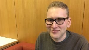 Kristian Gästgifvars tänker inte så mycket på hållbarhet, men han vet att det är ett växande problem med klimatförändringen. Kristian Gästgifvars, en ung man med svartbågade glasögon, studerar nationalekonomi vid Åbo Akademi
