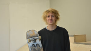 Sebastian Pihl har skejtat i Pargas sedan har var liten. Sebastian Pihl står med sin skateboard i nya streethallen i Pargas.
