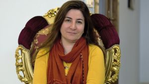 Vian Dakhil överlevde mirakulöst en helikopterkrasch när hon och andra delade ut nödhjälp till yazidier på flykt i Sinjarbergen i augusti 2014. Yazidiernas första parlamentsledamot Vian Dakhil