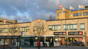 Borgå har blivit en bankstad. Östnylands Andelsbank har ett kontor vid torget. bussar och bank med andelsbankens fana
