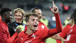 Om man ska spela fotboll måste man ha bra lagkamrater så att man vinner. Som de här! Annars kan man lika gärna sätta sig och bygga med Lego, tycker Barnpanelen. Joel Mattsson jublar med ett pekfiner mot himlen.