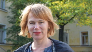 Johanna Sumiala är medieforskare. Johanna Sumiala i närbild när hon står utomhus.