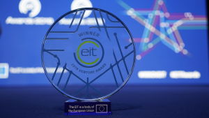 Tolv priser delades ut i fyra kategorier under Innoveit 2019. Prispokal på scenen, Innoveit 2019 i Budapest