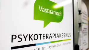 Kriisiviestinnän ammattilainen Katleena Kortesuo asioi psykoterapiakeskus Vastaamossa vain kerran. Silti hänen tietonsa vuotivat. Psykoterapiakeskus Vastaamon logo.