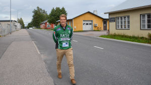 Rolf "Nappe" Larsson tror på att Akilles Bandy kan gå långt i den kommande säsongen. man i grön speltröja går på en gata