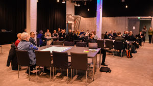 Närmare 50 deltagare deltog i workshopen som ordnades om boendeprogrammet på torsdagen. Människor sitter runt ett flertal bord inne i en stor sal.