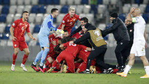 Nordmakedonien säkrade en historisk EM-plats förra veckan. Nordmakedonska spelare hoppar i en hög av glädje.