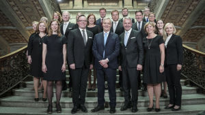 Allt väl ännu. Här är Antti Rinnes regering fotograferad i Ständerhusets trappa den 6 juni 2019. Regeringen Rinne på Ständerhusets trappor.