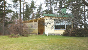 Rekommendationen lyder att huset borde rivas. Ett äldre hus i Langansböle i Ekenäs