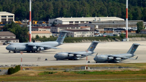 Amerikanska transportflyg vid flygbasen Ramstein. Tre transport står parkerade på flygbasen Ramstein