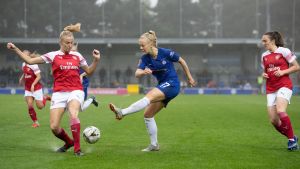 Adelina Engman spelar i Chelsea. Fotbollsspelaren i skottläge i match mellan Chelsea FC och Arsenal.