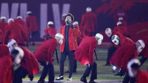 Dansarna hade vita masker på sig, eller bandage kring huvudet. The Weeknd under Super Bowl 7.2.2021.