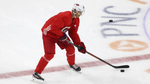En solbränd Sebastian Aho tränade med Carolina. Sebastian Aho tränar med Carolina Hurricanes.