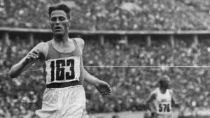 Gunnar Höckert distanserar landsmannen Lauri Lehtinen med tre sekunder på Berlins olympiastadion. Gunnar Höckert vinner OS-guld på 5000 meter 1936.