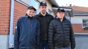 Wilfred Lill-Smeds (till höger) och vännerna Johan Silvfer (till vänster) och Max Backman (i mitten) som också bor på Linjevägens boende. Tre män.