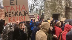 "Vi vill inte ha en medeltidskris" står det på ett av många plakat som uttrycker en rädsla för beslut som Estlands nya regering kan fatta "Vi vill inte ha en medeltidskris" står det på ett av många plakat på en demonstration mot regeringsförhandlingarna med det nationalkonservativa partiet EKRE i Estland.