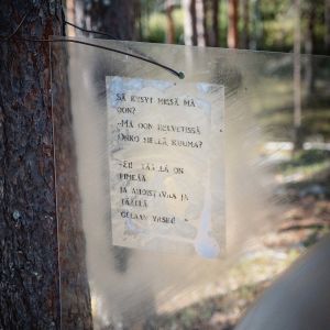 Kyltissä tekstiä: Sä kysyit missä mä oon? Mä oon helvetissä. Onko siellä kuuma. Ei! Täällä on pimeää ja ahdistavaa ja täällä ollaan yksin