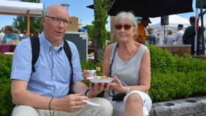 Carl-Åke och Arja Lindblad njuter av Åboland och pyttipannan på De vita Päron. Äldre par njuter av solen och pyttipanna i Nagu.