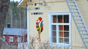 Pernå kyrkoby skola är liten, och frågan är om eleverna flyttas till en annan skola. Snart ska Lovisapolitikerna börja ta itu med nätet av byskolor. Skolhus i Pernå.