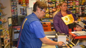 Butikschef Tina Kaukiainen vill bevara butiken Butiksföreståndaren förstår invånarnas oro