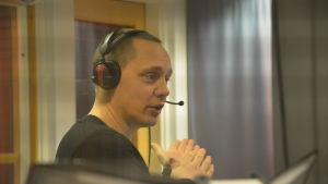 Niko Herlin tror, inte bara på sin egen framtid, utan också på världens. Niko Herlin i studion.