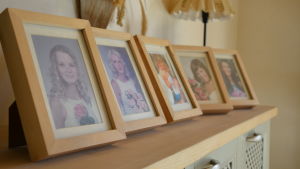 Runt om i huset finns fotografier på döttrarna Johanna, Heidi, Linda och Teresa. Bild på årets vita ros pristagare Rose Raitios barn