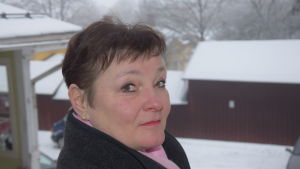 Fastighetschef Catharina Lindström berättar att man bland annat sett över ventilationssystemet på Hagahemmet. Kvinna i närbild framför vintrigt landskap.