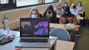 Av första årets närvårdarstuderande är de allra flesta fysiskt på plats i skolan medan några av olika skäl deltar på distans. Samtliga närvarande bär munskydd under lektionen. Hybridundervisning bland närvårdarstuderande i Karis Axxell.