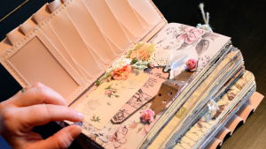 Tanja Helin gillar att använda pastellfärger. Hennes stil är romantisk, ofta använder hon spetsar. Men stilen varierar och ibland blir det vintagestilen – för att få det att se gammalt ut. En kalender pyntad med spetsar och blommor