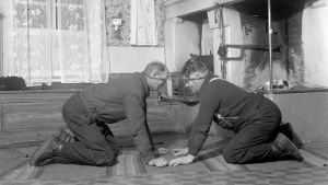 "Dra pissmyra", Korsnäs, Harrström 1929. Två män leker leken "Dra pissmyra". Bilden är tagen i Korsnäs, Harrström 1937.
