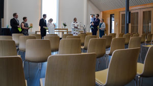 Gästerna fick följa med hemifrån istället för från kyrkbänken. Familjen och faddrarna som var närvarande måste hålla avstånd. En tom kyrkosal, många uppradade stolar som är tomma.