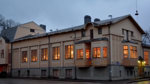 Lovisa huvudbibliotek finns i den anrika Societetshuset. huvudbiblioteket i lovisa i kvällsbelysning