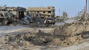 SDF-soldater körde genom byn Sousa, nära Baghouz på torsdagen 21.3. SDF-soldater körde genom byn Sousa, nära Baghouz på torsdagen 21.3.