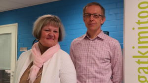Gilla Granberg och Mats Nurmio arbetade tillsammans fram idén om näringslivssedlar. Mats Nurmio och Gilla Granberg poserar framför en blå bakgrund