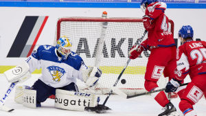 Janne Juvonen var stabil i det finländska målet. Janne Juvonen försöker rädda en puck vid tjeckiska spelare.