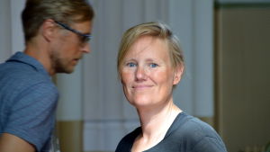 Ilar Gunilla Persson förmedlar både andras och egna erfarenheter. Fotokonstnären Ilar Gunilla Persson i Lovisa kyrka