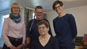 Paula Kullas, Susanne Miikki och Anna Cederberg från rehabiliteringsteamet i Vasa stad tillsammans med klienten Pirkko Paananen. Paula Kullas, Susanne Miikki och Anna Cederberg från rehabiliteringsteamet i Vasa stad tillsammans med klienten Pirkko Paananen.