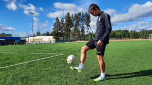 Lahdensuo tänker fortsätta studierna i ett idrottsgymansium. I fortsättningen får han dribbla med bollen också på skoltid. Ung man spelar fotboll på solig fotbollsplan.