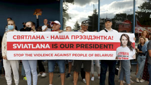 Den belarusiska oppositionsledaren Svetlana Tichanovskaja flydde till Litauen dagen efter presidentvalet. Dagarna efter det protesterade många mot det officiella valresultatet utanför Belarus ambassad i Vilnius. Demonstration utanför Belarus ambassad i Vilnius mot de officiella resultaten i presidentvalet i Belarus.