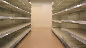 Hur länge kommer hyllorna att gapa tomma? Tomma hyllor under sista dagen 27.10.17 i K-marketbutiken i Hindhår, borgå