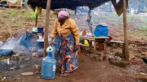 Agnes Wajiko säger att ett förbud mot plastflaskor skulle vara katastrof. Då skulle hon inte ha någonstans att förvara det vatten hon behöver för sitt chapatibakande. En försäljerska vid vägkanten i Nairobi häller vatten i en stor plastbehållare