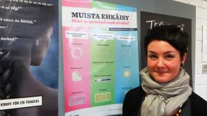 Hälften av alla besök hos mig handlar om preventivrådgivning, säger skolhälsovårdare Matilda Soukka Kvinna vid anslagstavla