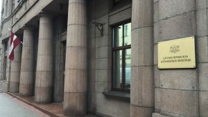 Lettlands försvarsministerium garanterar att säkerhetspolitiken inte har förändrats. Entrén till Lettlands försvarsministerium i Riga.