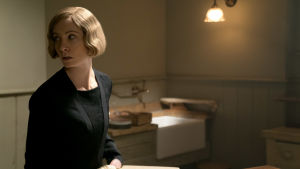Vem där - det är väl ingen som hotar Downton? Anna (Joanne Froggatt) hör till de rollkaraktärer som aldrig försummar att försvara familjen Crawley. Anna viker ihop en sidenklänning.