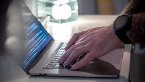 I tisdags hade dataskyddsmyndigheten fått in 28 anmälningar i anslutning till Microsoft Exchange-sårbarheten. Det är färre än de dryga 50 fall som Cybersäkerhetscentret är medvetet om. Närbild: En man skriver på en bärbar dator.