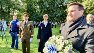 Estlands president Kersti Kaljulaid, Vladimir Svet från Tallinns stad i förgrunden och Sveriges ambassadör Mikael Eriksson längst till höger. Estlands president Kersti Kaljulaid i mitten, Vladimir Svet från Tallinns stad i förgrunden och Sveriges ambassadör Mikael Eriksson längst till höger.